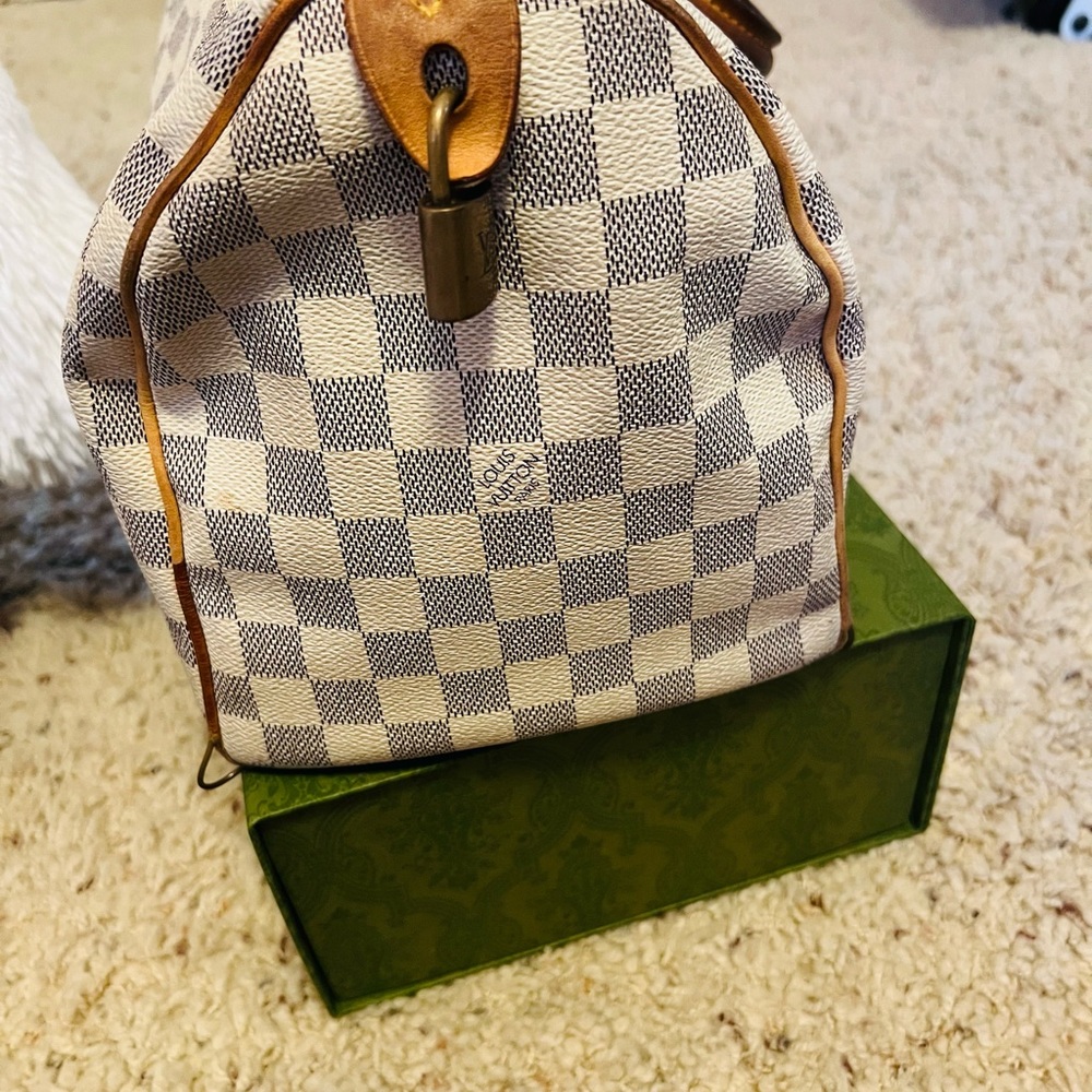 Authentic Louis Vuitton speedy 30 handbag. Good used condition.